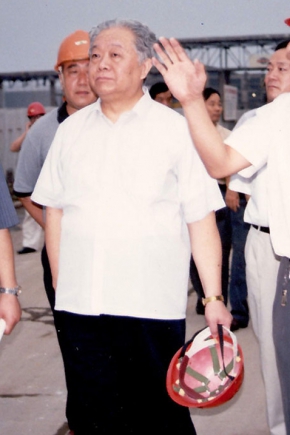 2000年8月16日，第十届全国人大常委会副委员长（时任国家经贸委主任）盛华仁（中）莅临公司视察。